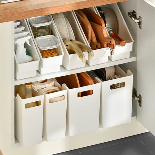 Boîtes blanches de rangement alignées dans une armoire de cuisine