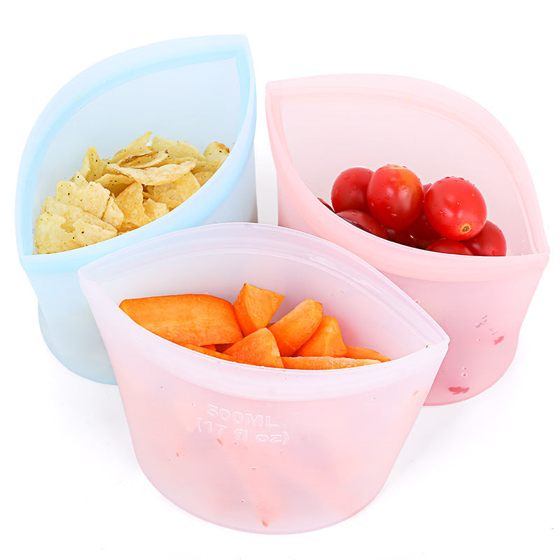 Trois contenants en silicone remplis de croustilles, de tomates cerises et de carottes