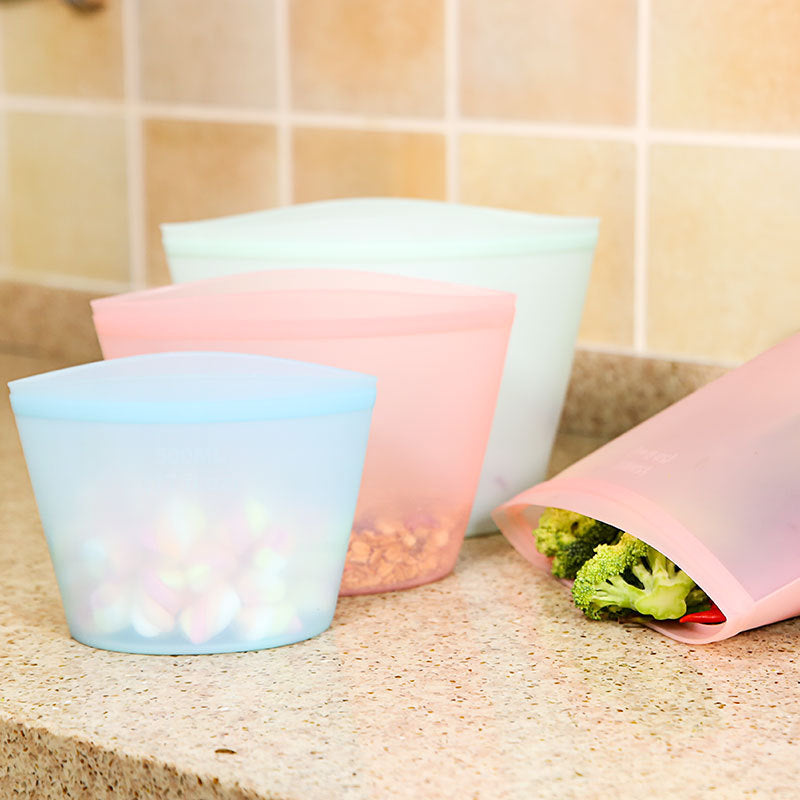 Contenants souples en silicone de trois tailles sur un comptoir