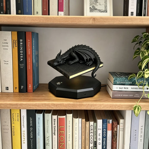 Lampe dragon sur livre en lévitation
