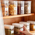 Contenants de garde-manger étiquetés, rangés sur des tablettes en bois