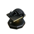 Lampe dragon sur livre en lévitation
